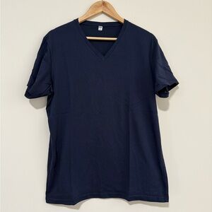 Uniqlo Men’s Navy Short Sleeve Tee. Like New Condition.